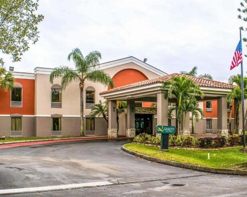 Quality Suites Fort Myers - I-75 - image 3