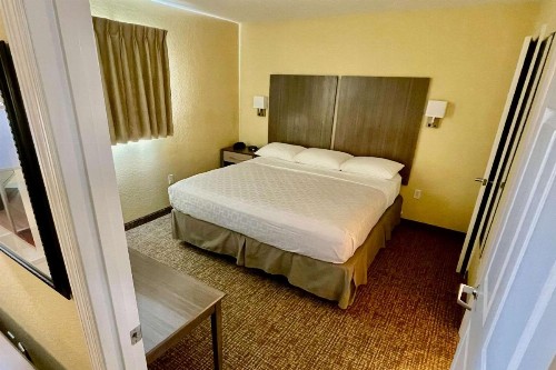 Suburban Extended Stay Hotel Fort Myers Cape Coral - image 9