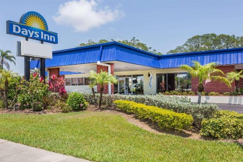 Days Inn by Wyndham Fort Myers Springs Resort - image 2