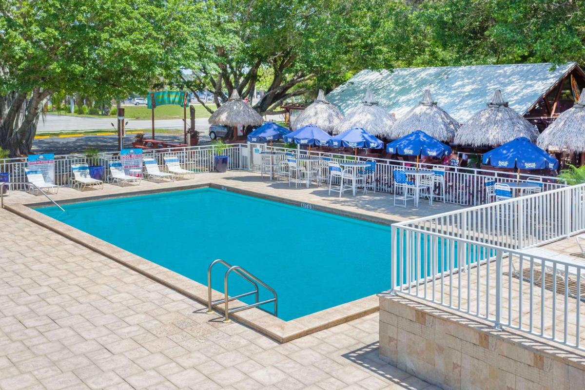 Days Inn by Wyndham Fort Myers Springs Resort - image 7