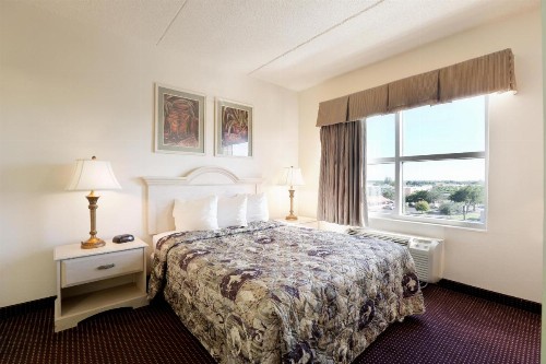 Allure Suites of Fort Myers - image 11