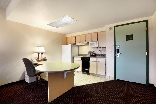 Allure Suites of Fort Myers - image 9