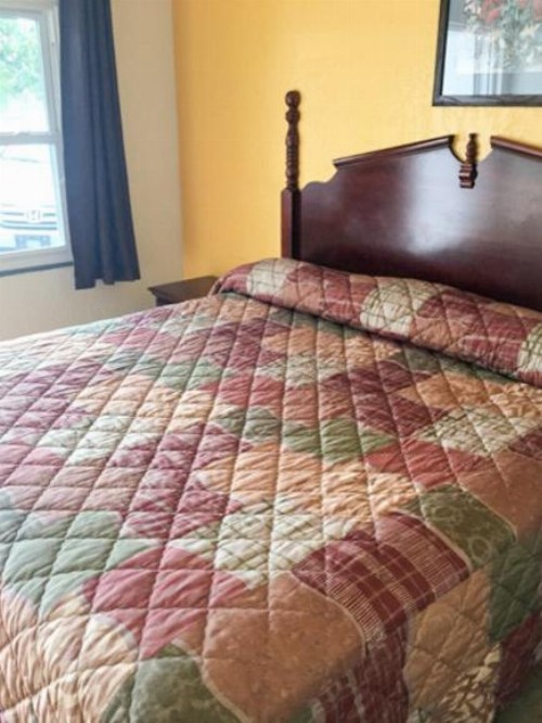 Budget Inn - image 7