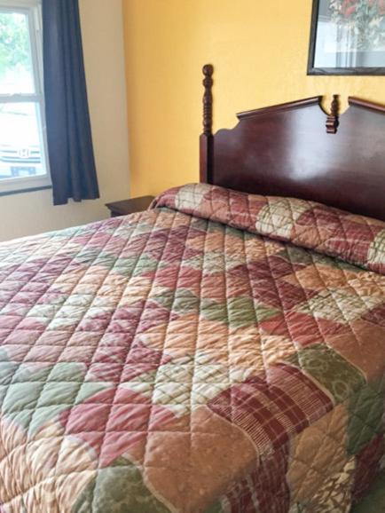 Budget Inn - image 7