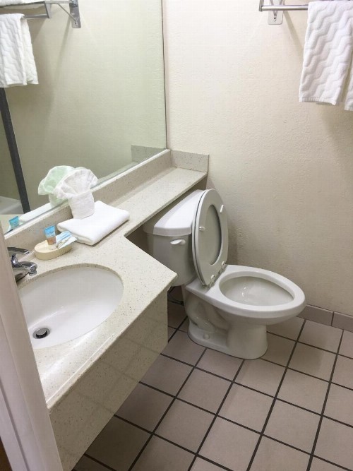 Budget Inn - image 9