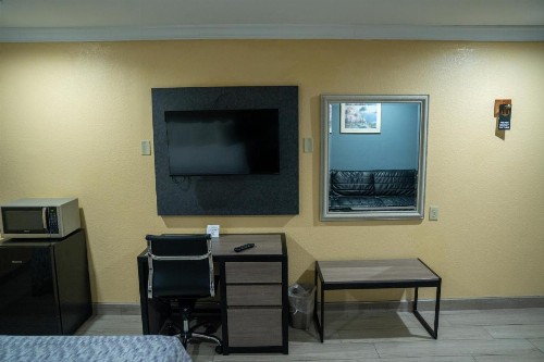 Americas Best Value Inn Fort Myers - image 20