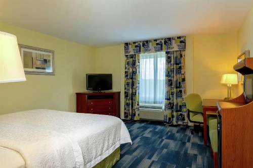 Hampton Inn & Suites - Fort Pierce - image 15