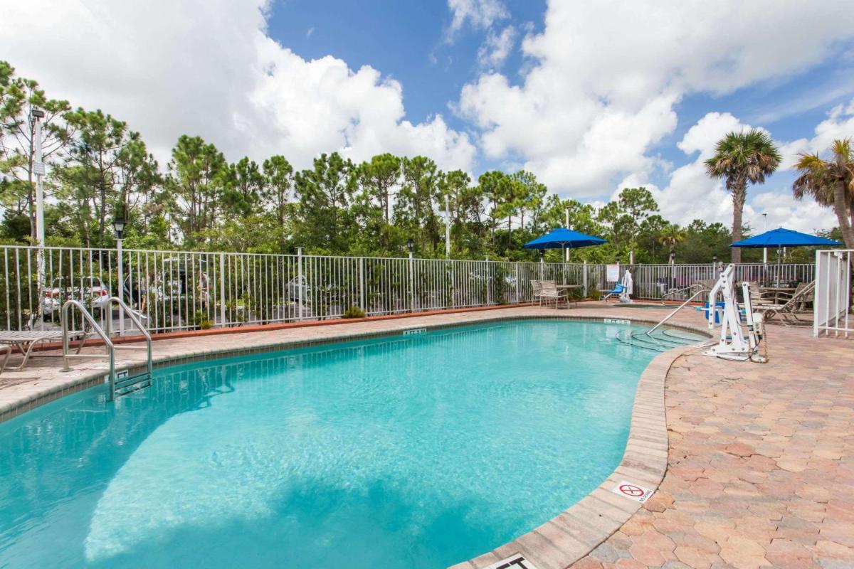 Days Inn & Suites by Wyndham Fort Pierce I-95 - image 2