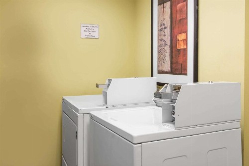 Days Inn & Suites by Wyndham Fort Pierce I-95 - image 27