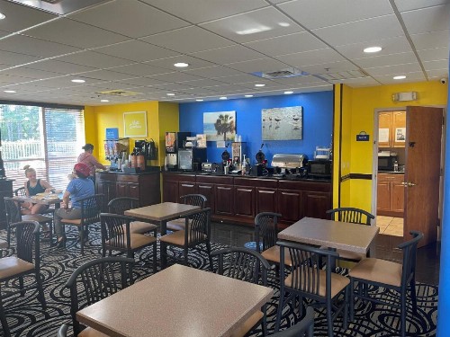 Days Inn & Suites by Wyndham Fort Pierce I-95 - image 4