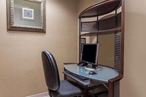 Days Inn & Suites by Wyndham Fort Pierce I-95 - image 5
