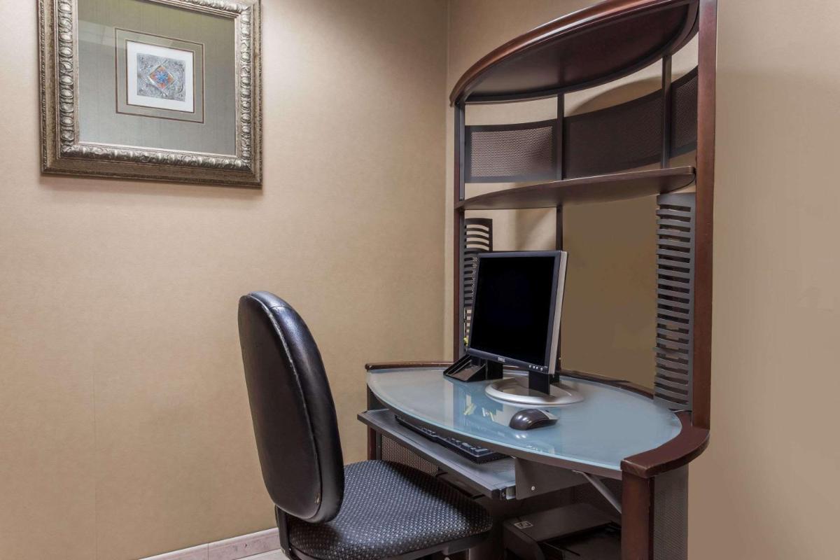 Days Inn & Suites by Wyndham Fort Pierce I-95 - image 5