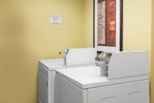 Days Inn & Suites by Wyndham Fort Pierce I-95 - image 6