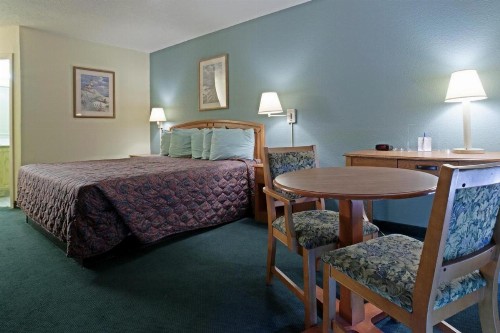 Americas Best Value Inn Florida Turnpike & I-95 - image 2
