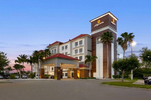 La Quinta Inn & Suites by Wyndham Ft. Pierce - image 1