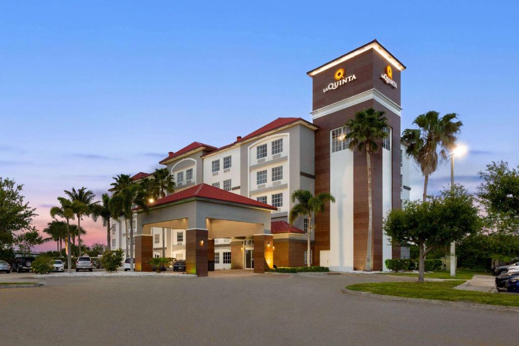 La Quinta Inn & Suites by Wyndham Ft. Pierce - main image