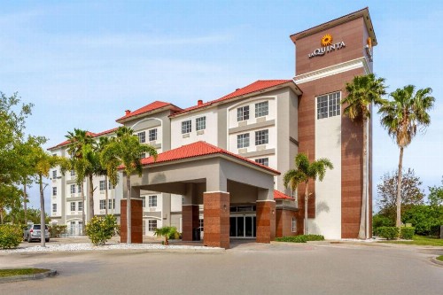 La Quinta Inn & Suites by Wyndham Ft. Pierce - image 11