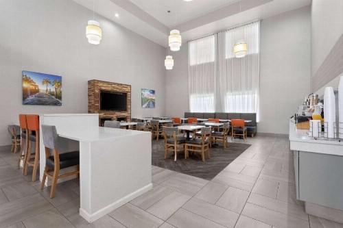 La Quinta Inn & Suites by Wyndham Ft. Pierce - image 12