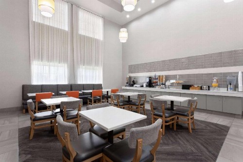 La Quinta Inn & Suites by Wyndham Ft. Pierce - image 2