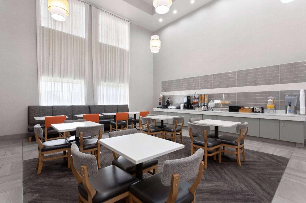 La Quinta Inn & Suites by Wyndham Ft. Pierce - image 2