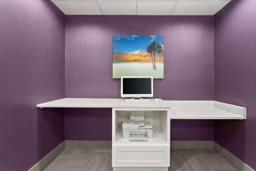La Quinta Inn & Suites by Wyndham Ft. Pierce - image 20