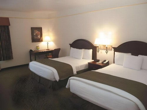 La Quinta Inn & Suites by Wyndham Ft. Pierce - image 28