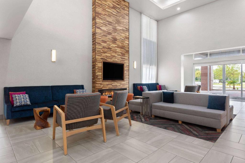 La Quinta Inn & Suites by Wyndham Ft. Pierce - image 3