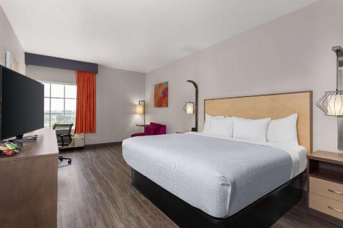 La Quinta Inn & Suites by Wyndham Ft. Pierce - image 35