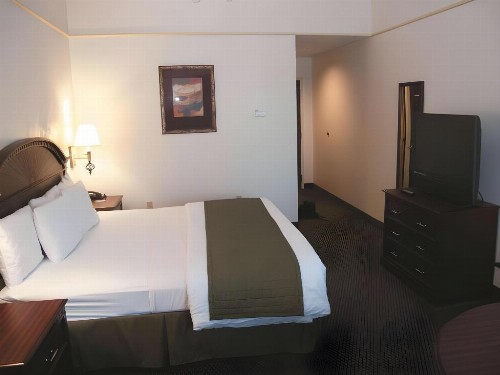 La Quinta Inn & Suites by Wyndham Ft. Pierce - image 37