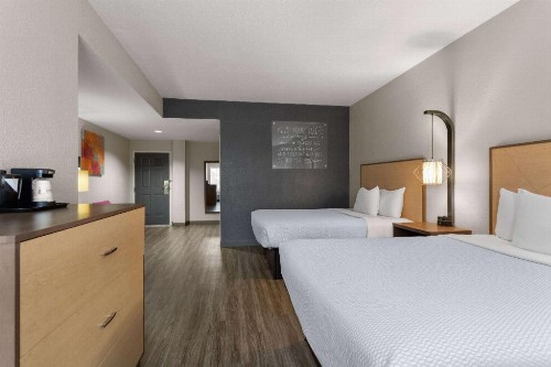 La Quinta Inn & Suites by Wyndham Ft. Pierce - image 38