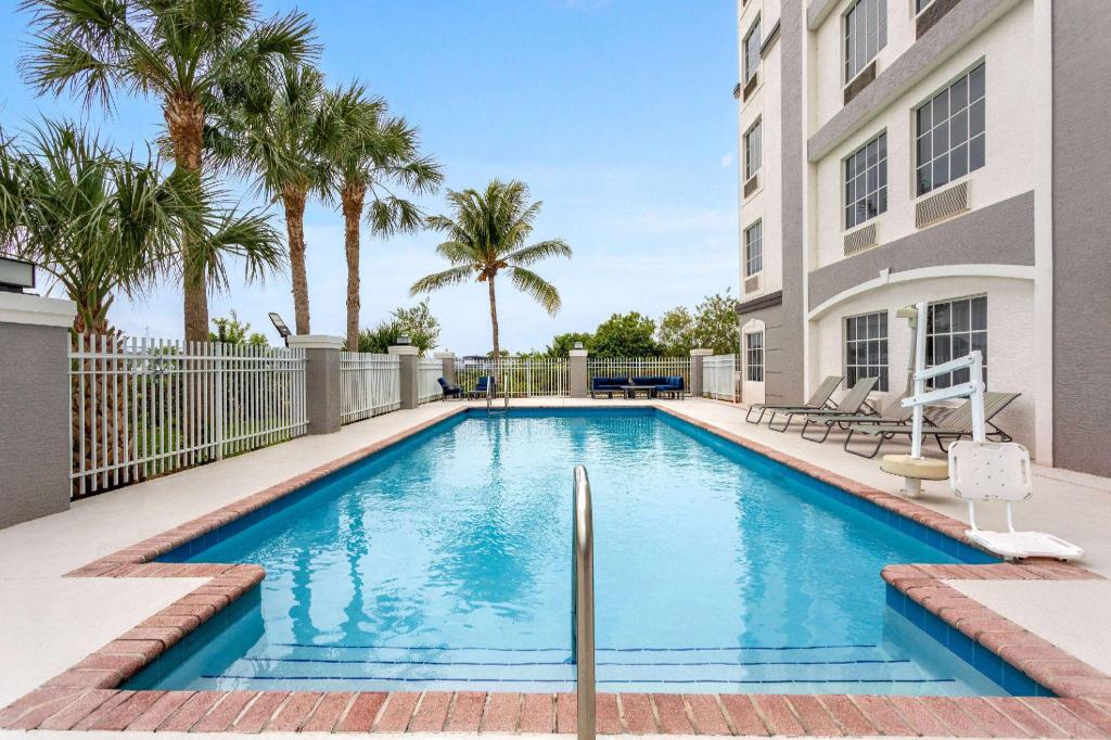 La Quinta Inn & Suites by Wyndham Ft. Pierce - image 4