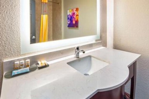 La Quinta Inn & Suites by Wyndham Ft. Pierce - image 40