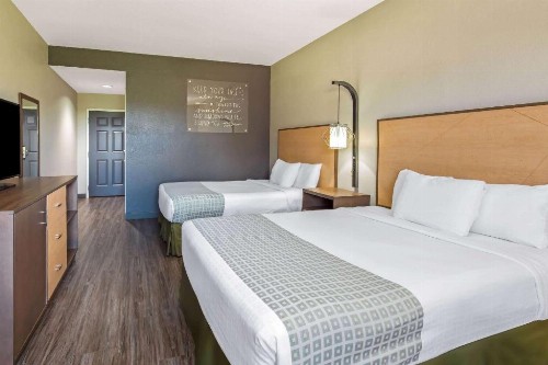 La Quinta Inn & Suites by Wyndham Ft. Pierce - image 42