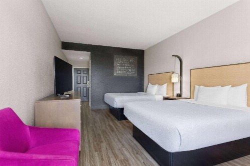 La Quinta Inn & Suites by Wyndham Ft. Pierce - image 43