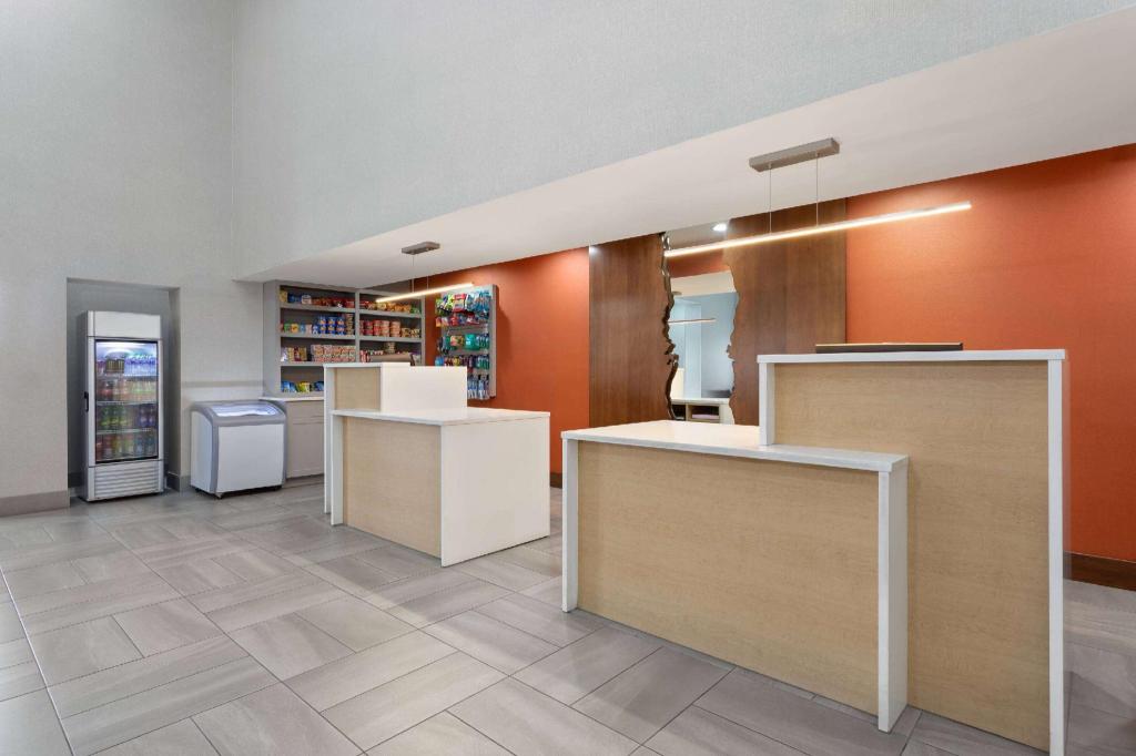 La Quinta Inn & Suites by Wyndham Ft. Pierce - image 5
