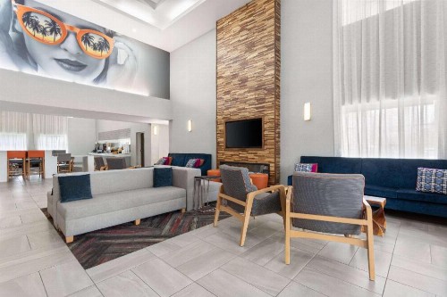 La Quinta Inn & Suites by Wyndham Ft. Pierce - image 6