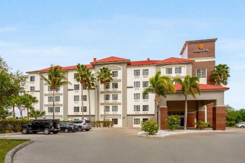 La Quinta Inn & Suites by Wyndham Ft. Pierce - image 8