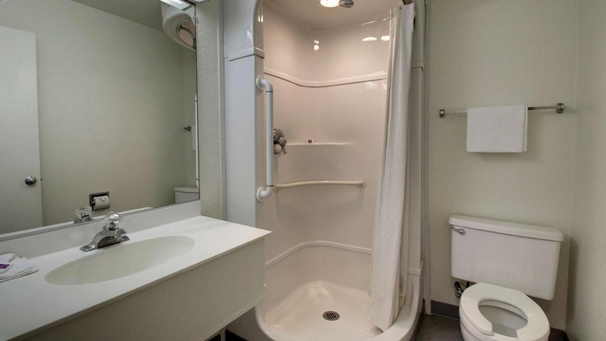 Rodeway Inn Fort Smith I-40 - image 2