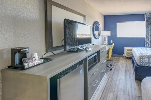 Emerald Coast Inn & Suites - image 11