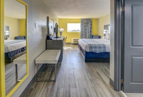 Emerald Coast Inn & Suites - image 8