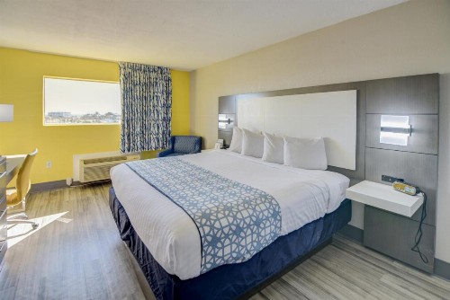 Emerald Coast Inn & Suites - image 9