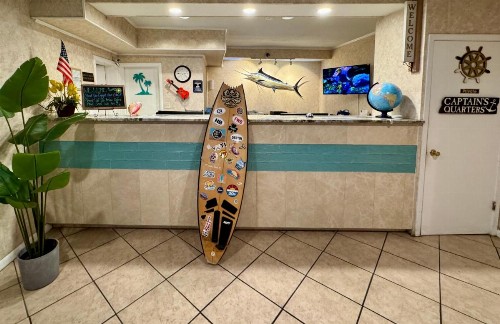 Holiday Lodge & Suites - Sunset Plaza - Fort Walton Beach