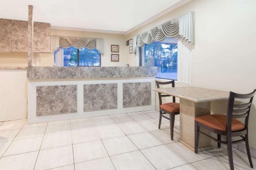 Super 8 by Wyndham Ft Walton Beach - image 23