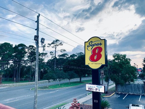 Super 8 by Wyndham Ft Walton Beach - image 6