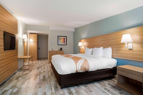 Quality Inn - image 19