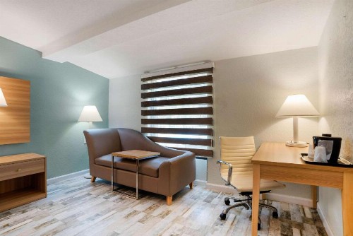 Quality Inn - image 21