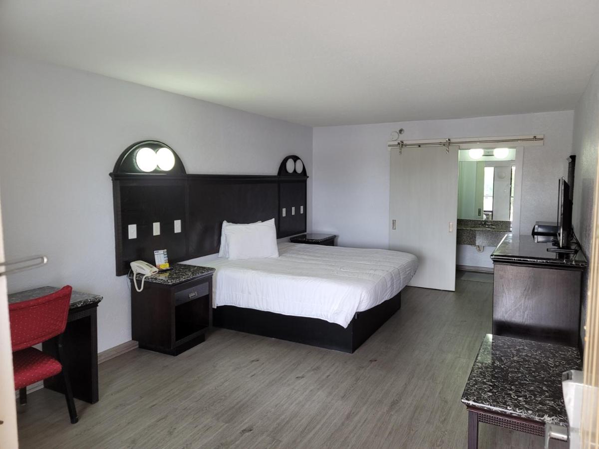 Fairway Inn - image 2