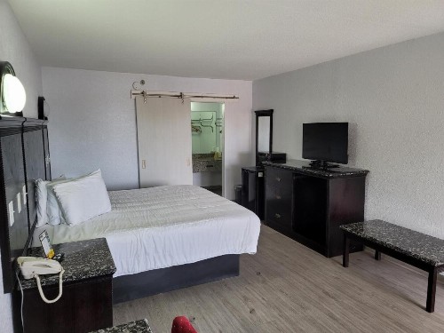 Fairway Inn - image 3