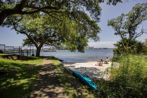 Pirates' Bay Marina - image 10
