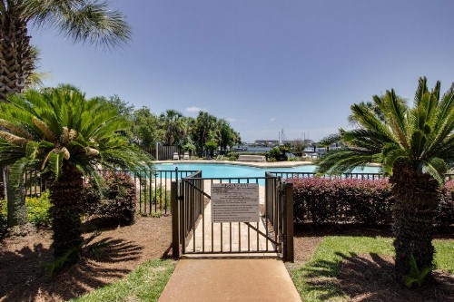 Pirates' Bay Marina - image 5